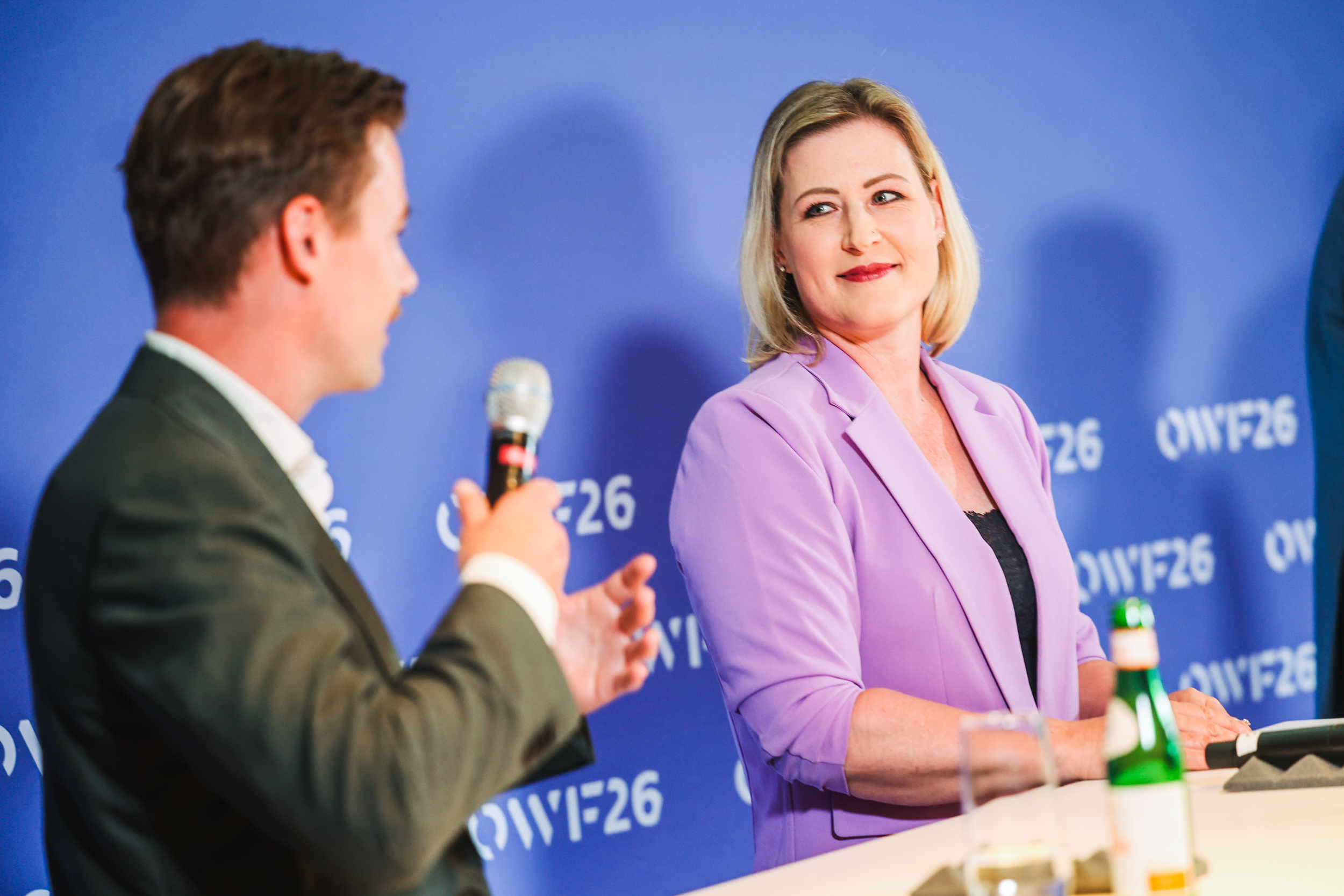 OWF2026: Britta Jakob, Head of Government Relations, ARX Robotics GmbH, Michael Kellner MdB, Josef Kranawetvogl, Senior Vice President STARK und Moderation: Christian Johann, Vorstandsmitglied, Europäische Akademie Berlin diskutieren beim Fireside Chat „Europa in der neuen Wirklichkeit“ am 1. Juni 2026 auf dem Ostdeutschen Wirtschaftsforum 2026 in Bad Saarow.(Christian Marquardt/Land der Ideen 2026)