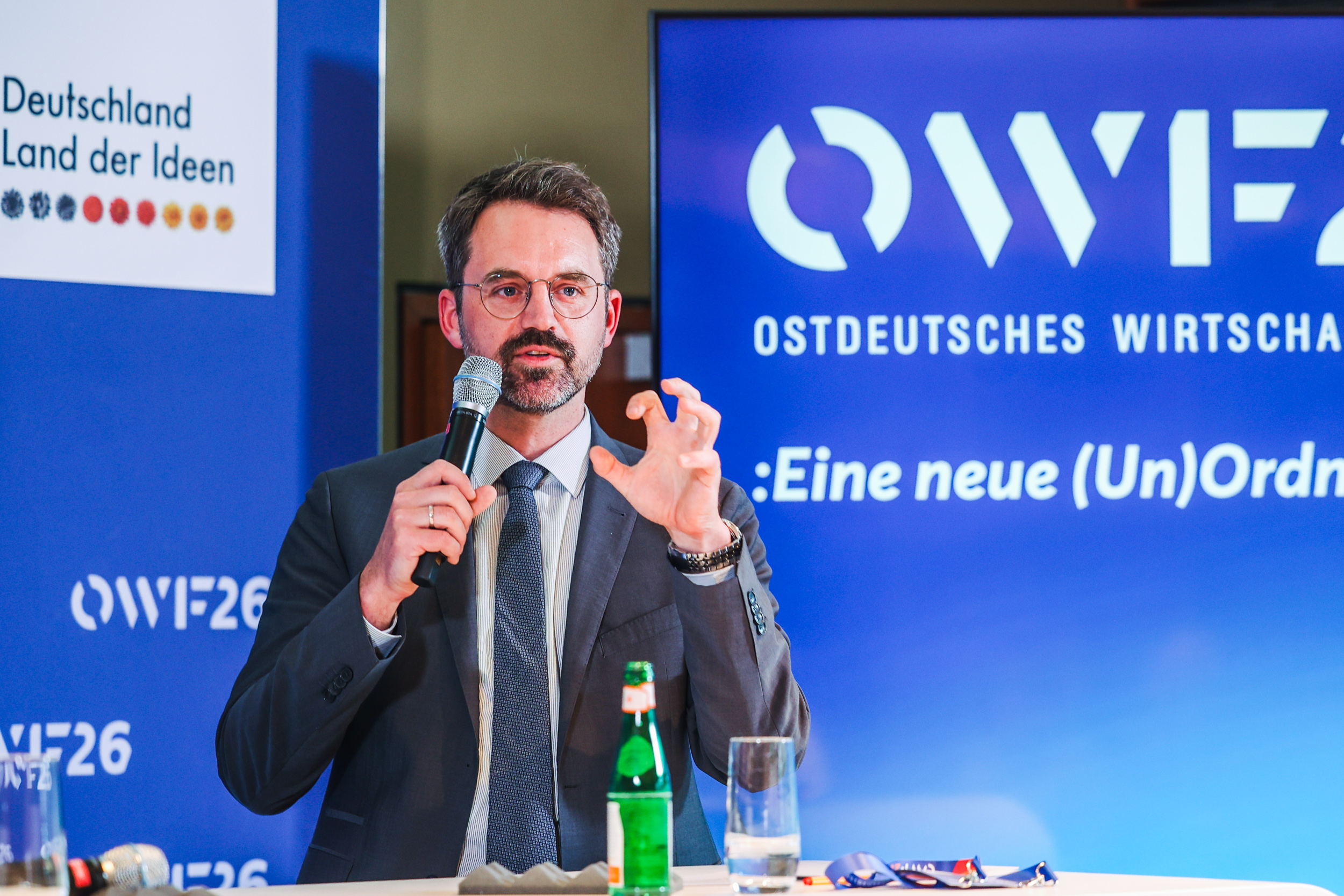 OWF2026: Britta Jakob, Head of Government Relations, ARX Robotics GmbH, Michael Kellner MdB, Josef Kranawetvogl, Senior Vice President STARK und Moderation: Christian Johann, Vorstandsmitglied, Europäische Akademie Berlin diskutieren beim Fireside Chat „Europa in der neuen Wirklichkeit“ am 1. Juni 2026 auf dem Ostdeutschen Wirtschaftsforum 2026 in Bad Saarow.(Christian Marquardt/Land der Ideen 2026)