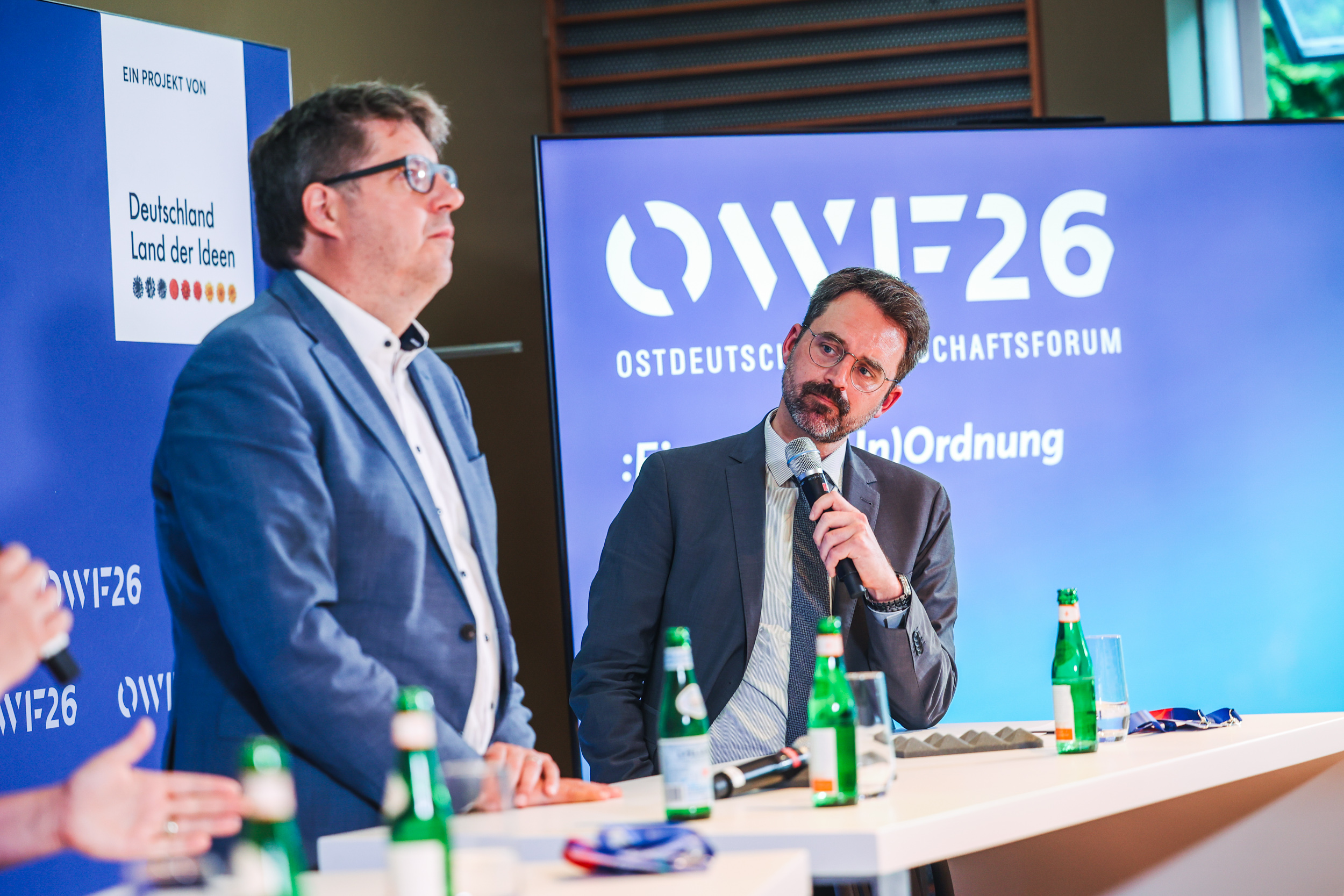 OWF2026: Britta Jakob, Head of Government Relations, ARX Robotics GmbH, Michael Kellner MdB, Josef Kranawetvogl, Senior Vice President STARK und Moderation: Christian Johann, Vorstandsmitglied, Europäische Akademie Berlin diskutieren beim Fireside Chat „Europa in der neuen Wirklichkeit“ am 1. Juni 2026 auf dem Ostdeutschen Wirtschaftsforum 2026 in Bad Saarow.(Christian Marquardt/Land der Ideen 2026)