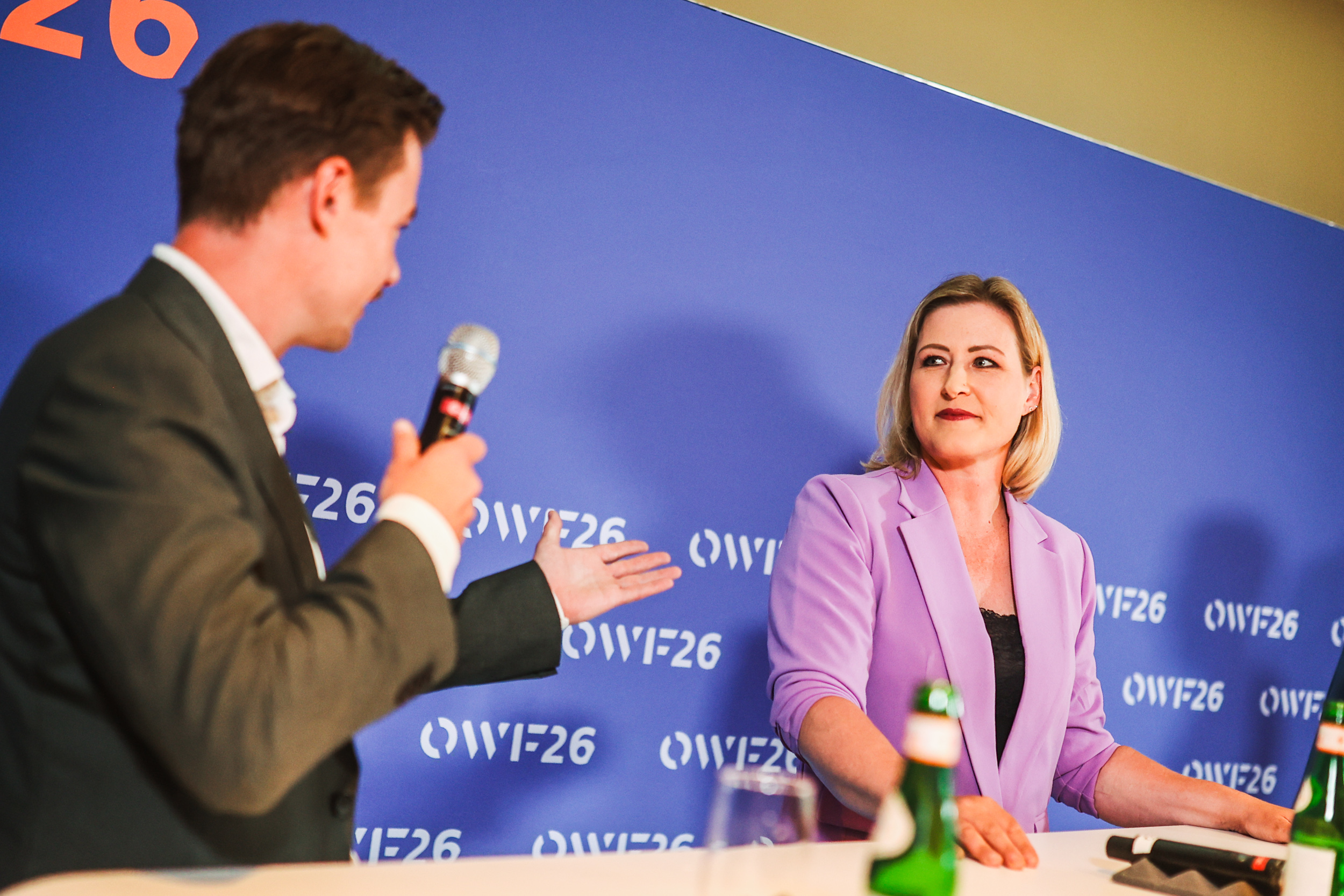 OWF2026: Britta Jakob, Head of Government Relations, ARX Robotics GmbH, Michael Kellner MdB, Josef Kranawetvogl, Senior Vice President STARK und Moderation: Christian Johann, Vorstandsmitglied, Europäische Akademie Berlin diskutieren beim Fireside Chat „Europa in der neuen Wirklichkeit“ am 1. Juni 2026 auf dem Ostdeutschen Wirtschaftsforum 2026 in Bad Saarow.(Christian Marquardt/Land der Ideen 2026)