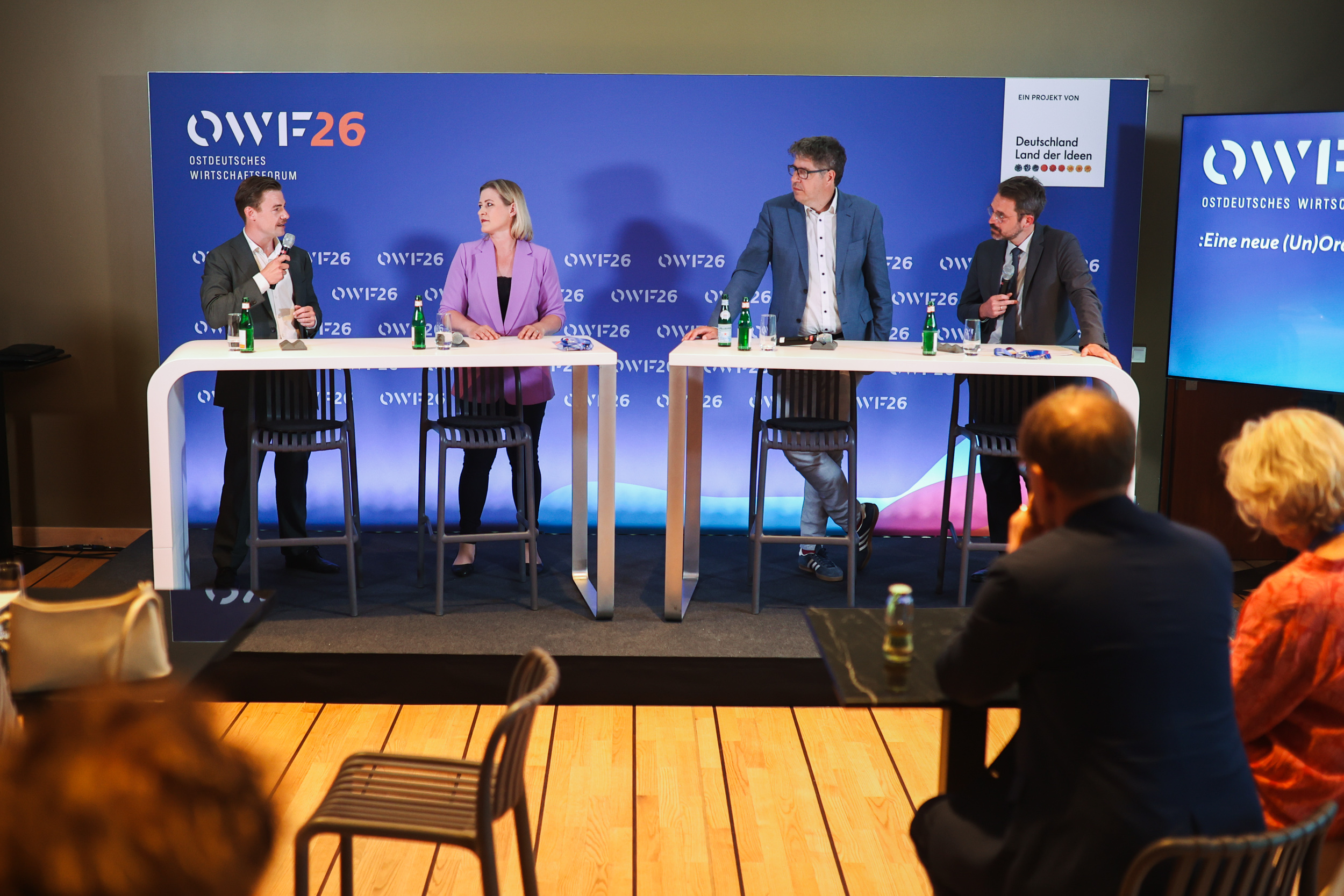 OWF2026: Britta Jakob, Head of Government Relations, ARX Robotics GmbH, Michael Kellner MdB, Josef Kranawetvogl, Senior Vice President STARK und Moderation: Christian Johann, Vorstandsmitglied, Europäische Akademie Berlin diskutieren beim Fireside Chat „Europa in der neuen Wirklichkeit“ am 1. Juni 2026 auf dem Ostdeutschen Wirtschaftsforum 2026 in Bad Saarow.(Christian Marquardt/Land der Ideen 2026)