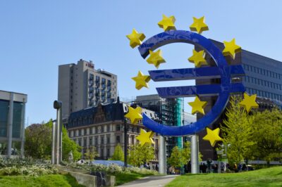 Europa steht nach wie vor vor gewaltigen Herausforderungen- auch im Zuge geopolitischer Umbrüche. Es wird oft in die Rolle des Zuschauers gedrängt, da es ohne eigene Initiativen teilweise in Abhängigkeit von Entscheidungen anderer gerät. Erschwerend ist auch die mangelnde Einigkeit in zentralen Fragen. Kernfrage: Kann Europa seine Zukunft gestalten in einer Zeit, in der grundlegende Entscheidungen verlangt sind? Nach der Abwahl von Premier Orban in Ungarn hat sich ein neues Zeitfenster geöffnet, welches sich aber in 2027 im Vorfeld wichtiger Wahlen in EU-Mitgliedstaaten wieder schließt.